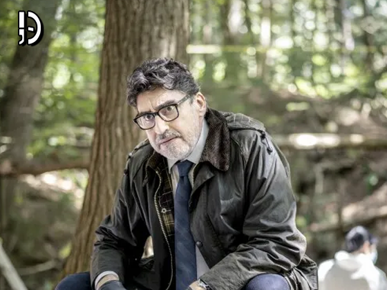 Prime Video cancela “Three Pines”, série com Alfred Molina