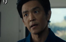 Trailer de “Afraid” mostra John Cho desconfiado de IA. Confira!