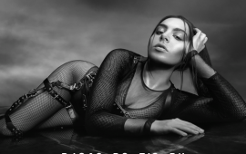 Greta Gerwig de olho em Charli XCX para filme de “Nárnia” na Netflix