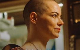 “Bugonia”, filme com Emma Stone, tem primeiro trailer divulgado