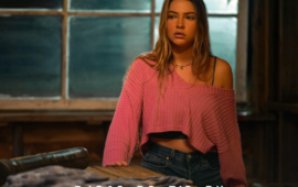 Madelyn Cline se junta a Glen Powell em novo filme de Judd Apatow na Universal