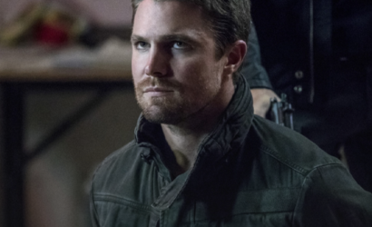 Reboot de “S.O.S. Malibu” escala Stephen Amell como protagonista