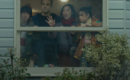 Netflix divulga trailer de “A Última Casa”, suspense com Greta Lee e Wagner Moura
