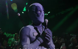 Ryan Reynolds surge como Deadpool cinza na Comic-Con