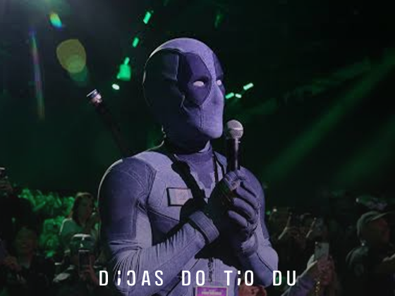 Ryan Reynolds surge como Deadpool cinza na Comic-Con